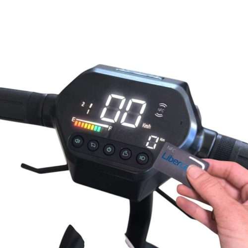 Cuadro de mandos digital del scooter plegable Zenit con tarjeta NFC