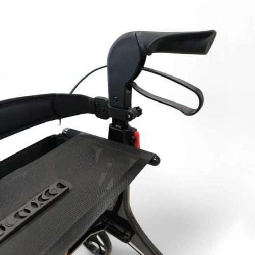 Detalle de la maneta ergonómica con freno manual del andador Rollator Karbon