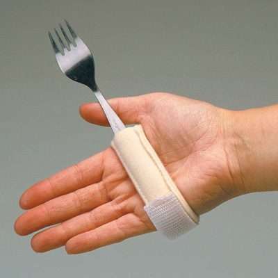Empuñadura para cubiertos ajustada a la mano de un adulto con un tenedor sujeto