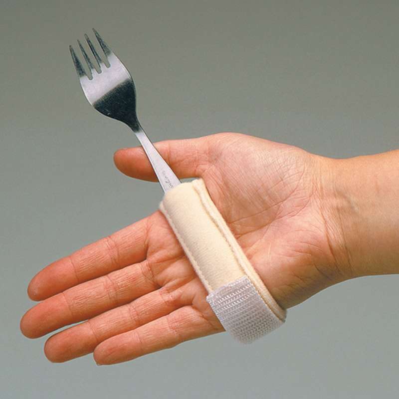 Empuñadura para cubiertos ajustada a la mano de un adulto con un tenedor sujeto