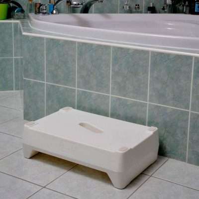 Escalón reversible de acceso a la bañera girado para usar una altura de 15 cm