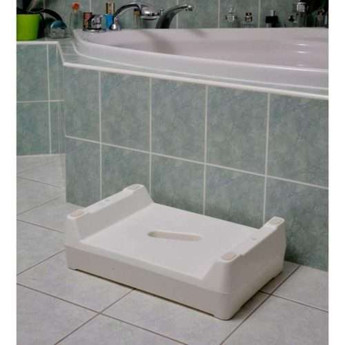 Escalón reversible para bañera colocado frente a la bañera con altura de 10 cm