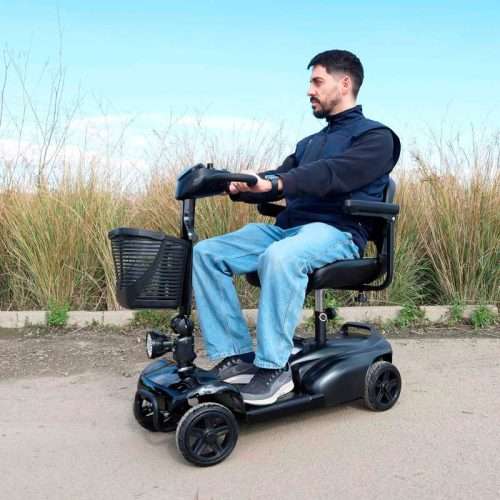 Usuario sentado en el scooter eléctrico PP1004 durante un desplazamiento en exterior