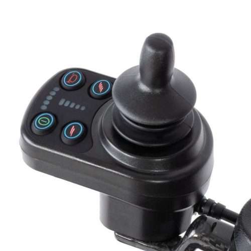 Detalle del mando joystick con botones de control de la silla eléctrica Kittos Carbon