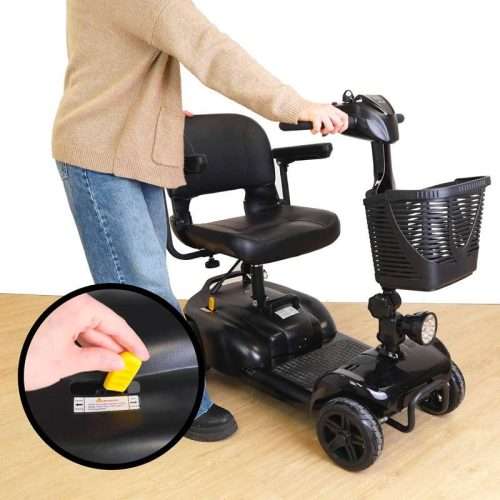 Persona junto al scooter eléctrico PP1004 con detalle del mecanismo de ajuste o desbloqueo