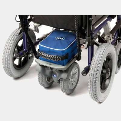 Motor de ayuda TGA Heavy montado bajo una silla de ruedas manual
