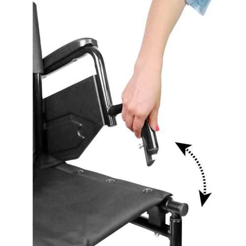 Detalle del reposabrazos abatible de la silla de ruedas de tránsito