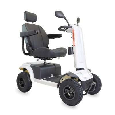 Scooter eléctrico todoterreno en estudio con ruedas neumáticas