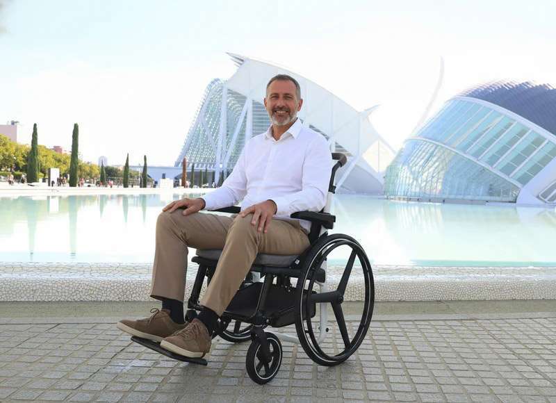Usuario en silla de ruedas autopropulsable KMINA PRO en un entorno exterior