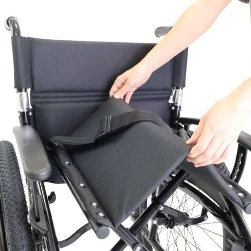 Detalle del asiento de la silla de ruedas K10077 con cojín colocado