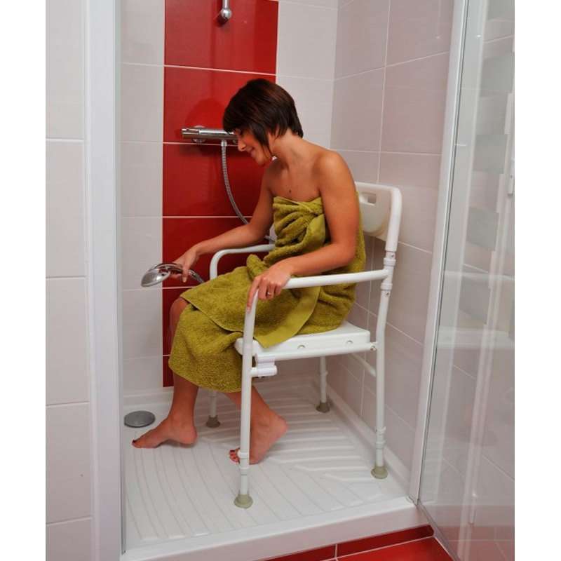 Persona utilizando la silla de ducha plegable Tobago dentro de la ducha