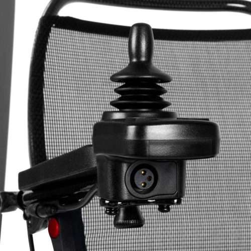 Primer plano del joystick de control montado en el reposabrazos de la silla eléctrica Kittos Carbon