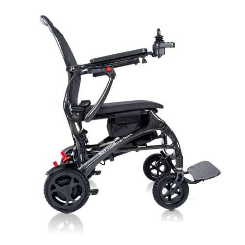 Vista lateral de la silla eléctrica Kittos Carbon con estructura plegable y reposapiés desplegado