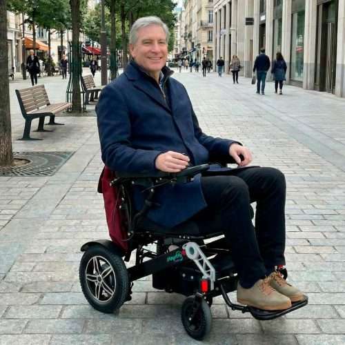 Usuario circulando en la silla de ruedas eléctrica Playcare E01 en ciudad