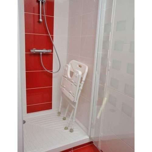 Silla de ducha plegable Tobago guardada en posición plegada en el interior de una ducha