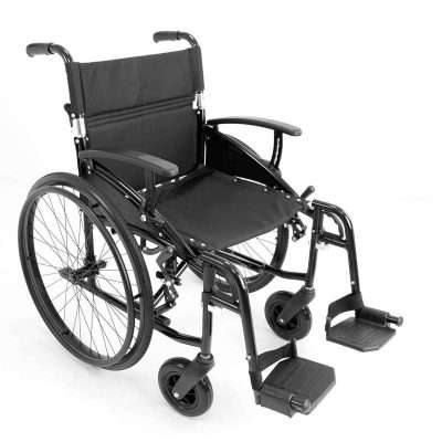 Vista general de la silla de ruedas plegable de aluminio con ruedas traseras grandes