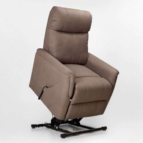 Sillón Gobi elevado para facilitar incorporarse, con base visible