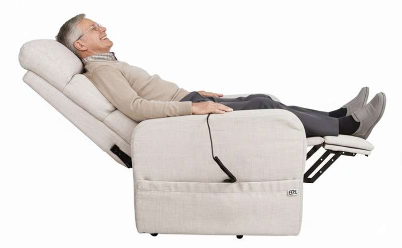 Sillón elevador Pepe en modo relax con respaldo tumbado y reposapiés levantado