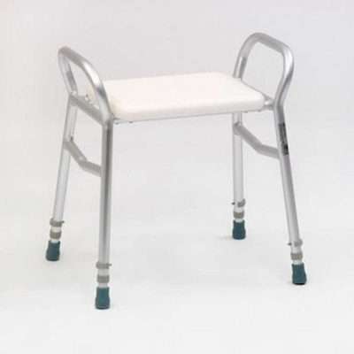 Taburete de ducha Djerba con estructura de aluminio, asiento blanco y reposabrazos laterales