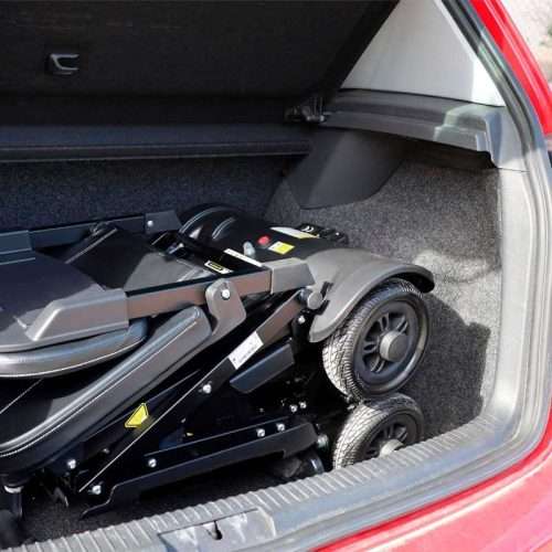 Scooter eléctrico PP1004 plegado y guardado en el maletero de un coche