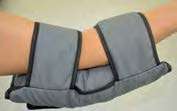 Protector antiescaras de codo Positpro colocado para proteger los puntos de apoyo del codo