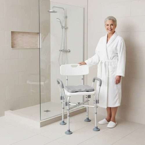 Silla de ducha acolchada K30017 colocada en un baño para facilitar el aseo diario