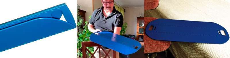 Persona mostrando una tabla de transferencia plegable para desplazamientos sentados