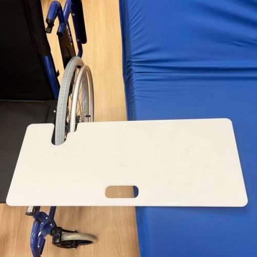 Vista superior de tabla de transferencia con acople para rueda y aro de silla de ruedas