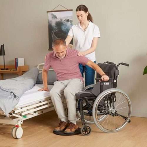 Uso de la tabla de transferencia Etac para pasar de la cama a la silla de ruedas