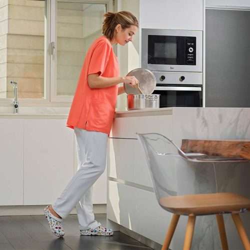 Profesional con zuecos sanitarios estampados 21023 en cocina