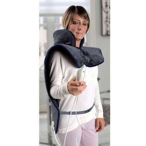 Persona usando la almohadilla eléctrica Alpak LTK740 en cuello, hombros y espalda