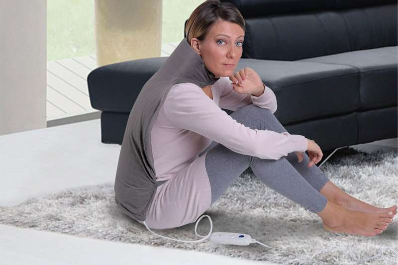 Persona usando la almohadilla eléctrica Alpak LTK710 en cuello y espalda baja