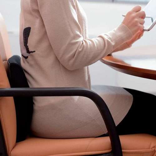 Cojín soporte lumbar Memory colocado en el respaldo de una silla para apoyo lumbar