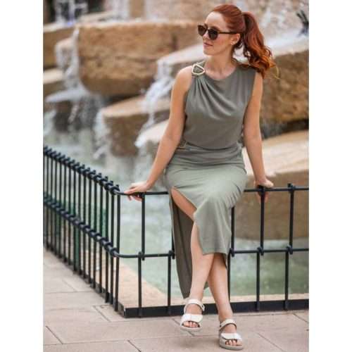 Mujer sentada con sandalias con juanetera y velcro 20715 en color beige