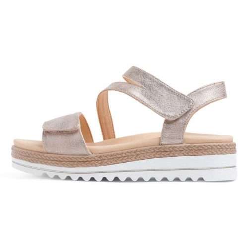 Sandalia de apertura total con velcro 20724 en color beige
