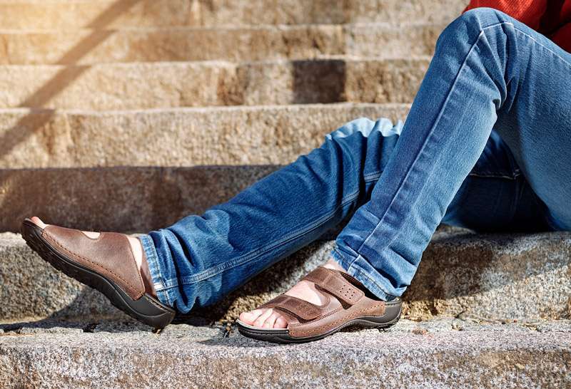 Hombre sentado con sandalias casuales con velcro 20680 en color marrón