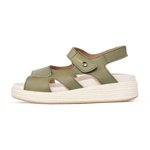 Sandalia casual para mujer modelo 20712 en color caqui vista lateral con doble tira ajustable