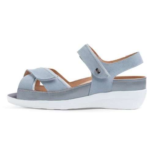 Sandalia casual de mujer 20723 en color azul con doble tira y cierre de velcro