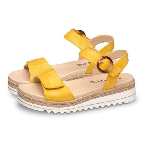 Par de sandalias casual de mujer 20701 en color mostaza con hebilla