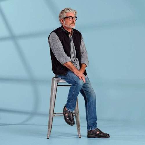 Hombre sentado usando sandalias casuales 2116 de color negro