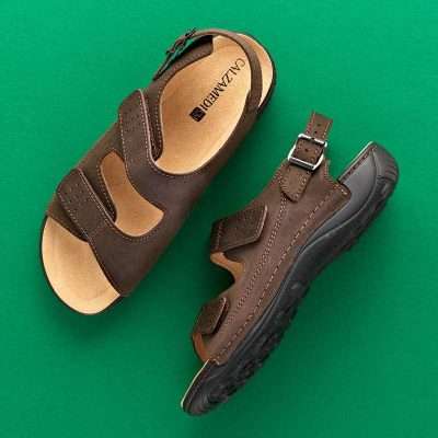 Par de sandalias casuales con velcro y hebilla 2162 en color marrón