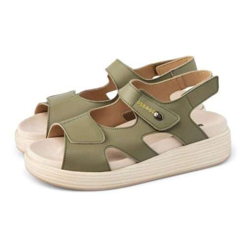 Sandalias casuales en color caqui modelo 20712 mostrando el soporte para los dedos y diseño abierto