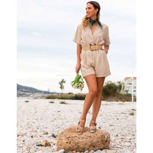 Mujer usando sandalias casuales 20723 en color beige