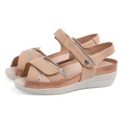 Sandalia de mujer 20723 en color beige con doble tira y cierre regulable de velcro