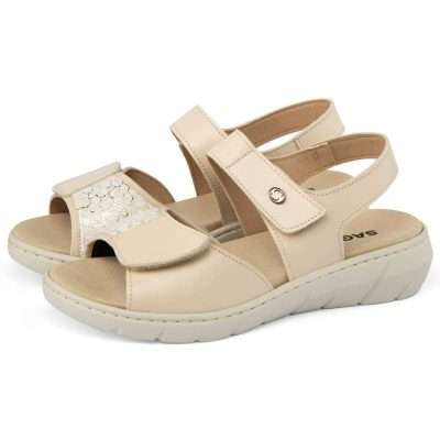 Par de sandalias con juanetera y cierre de velcro 20715 en color beige
