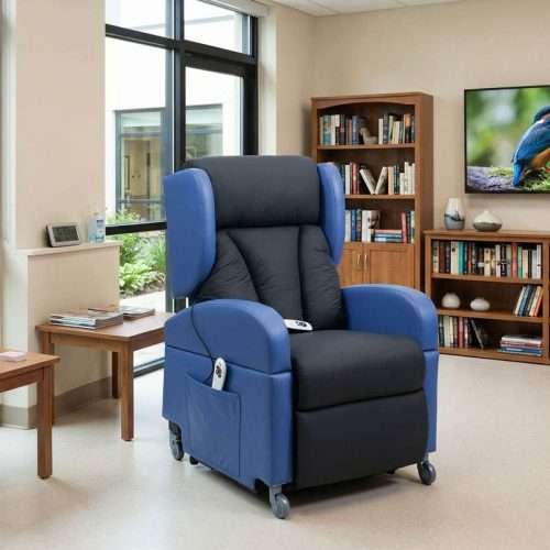 Sillón Elevador Proclassic azul y gris colocado en una sala de uso asistencial