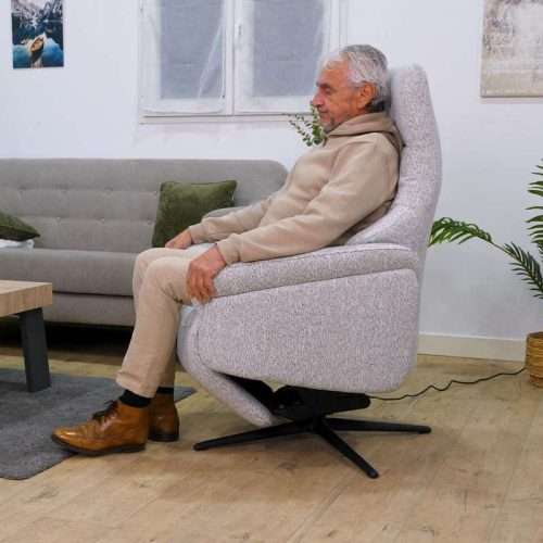 Sillón Elevador Nest en posición sentada con tapizado gris claro