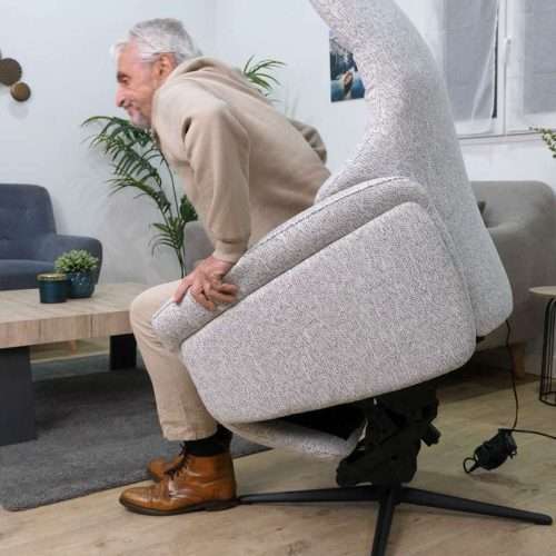 Sillón Elevador Nest ayudando a la incorporación del usuario