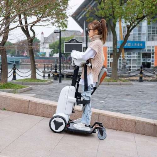 Mujer desplazándose al aire libre utilizando la silla bipedestadora Robooter XZ-Droid Smart con seguridad