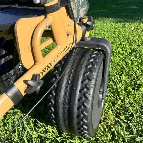Detalle de las ruedas delanteras giratorias del rollator Military
